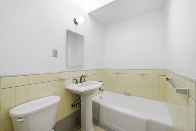 Building Photo - 347 Staples Ave