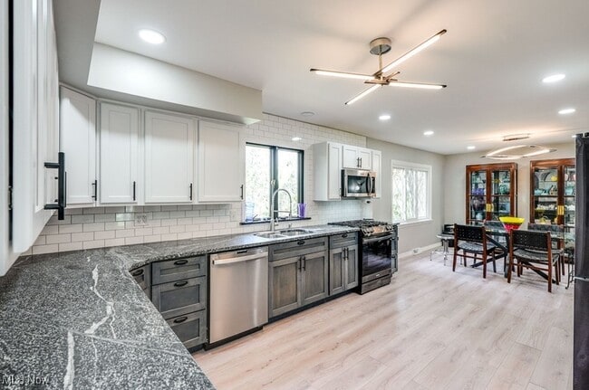 Building Photo - 896 Cliffside Dr