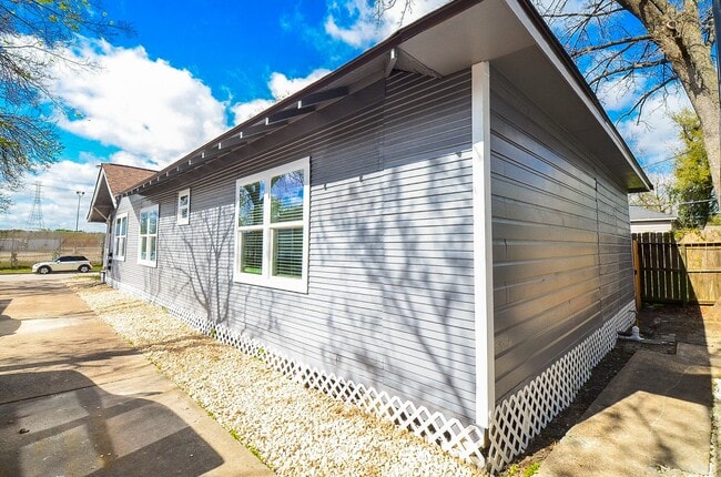 Building Photo - 4333 Harby St