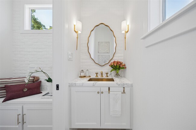 Building Photo - 2031 Sheridan St