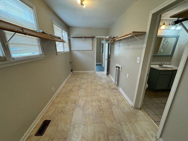 Building Photo - Large Historical 3/2 House in Summerville-$1,595