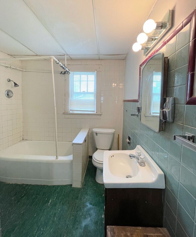 Building Photo - 3 bed 1 bath home