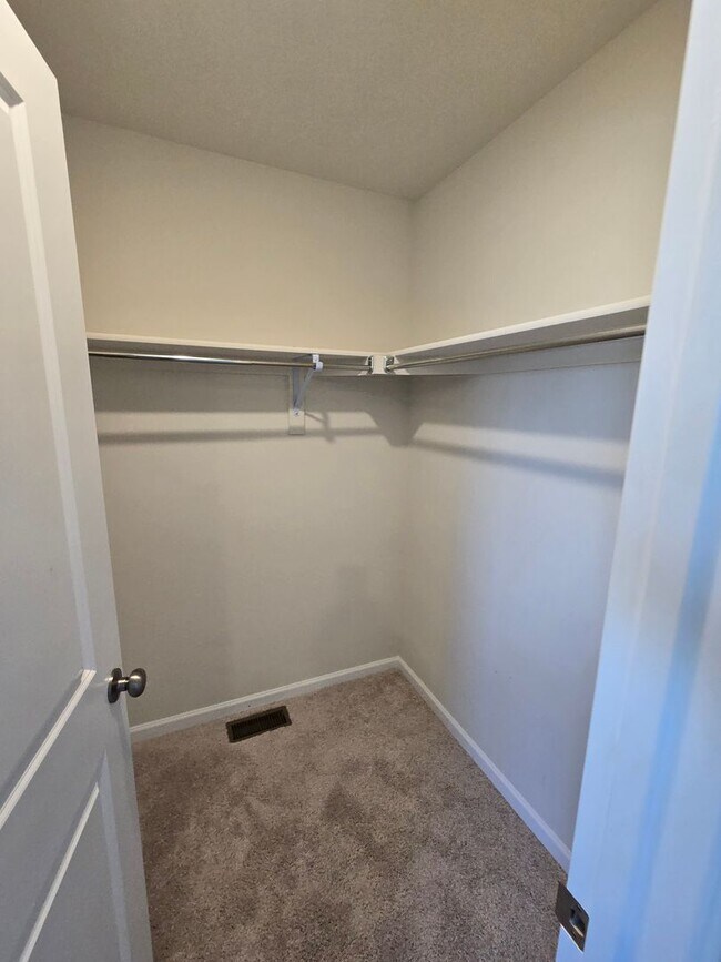 Building Photo - Like new 3 bedroom 2.5 bath with loft