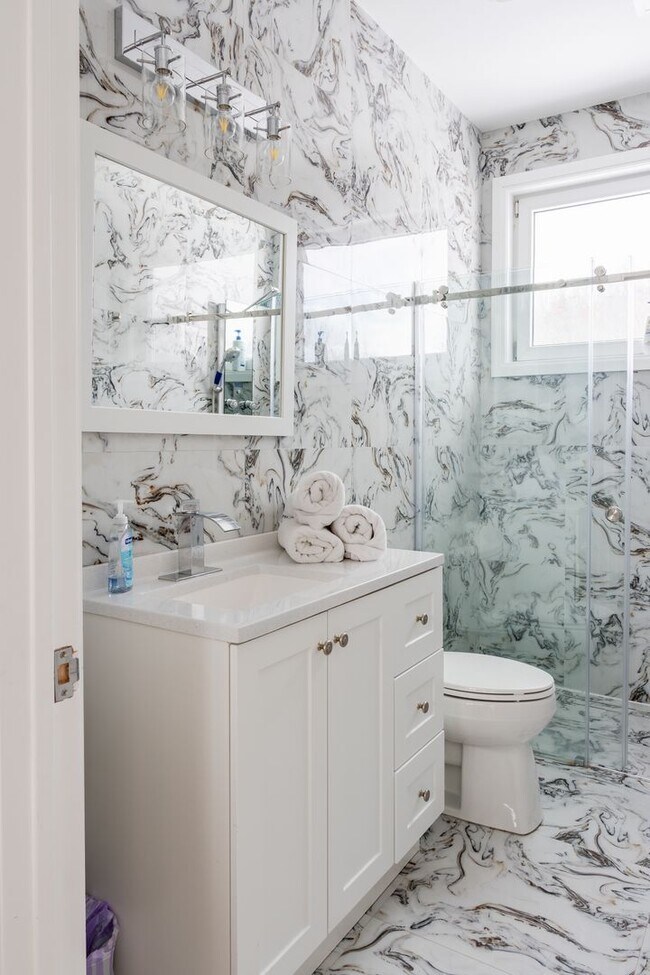 Building Photo - Luxury 5-Bedroom Retreat on 6.5 Acres — Furnished or Unfurnished — Flexible Lease