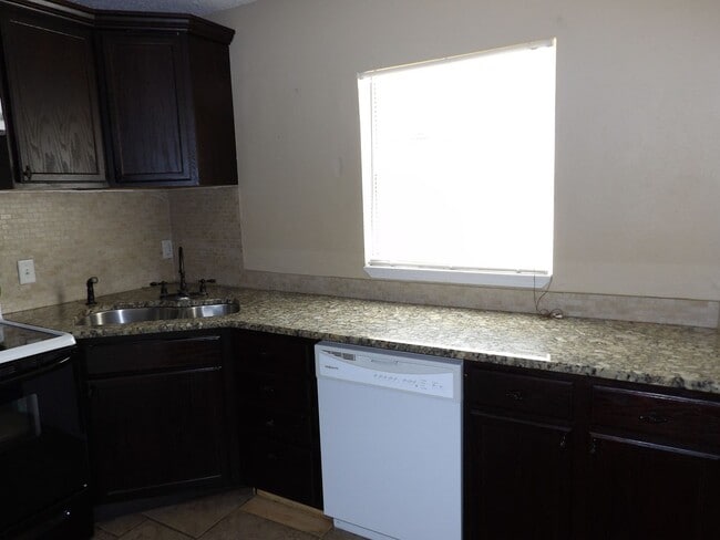 Building Photo - Orange City 3 Bedrooms 2 Bath 900 SQ FT Call Carole Arcaro 386-216-4900