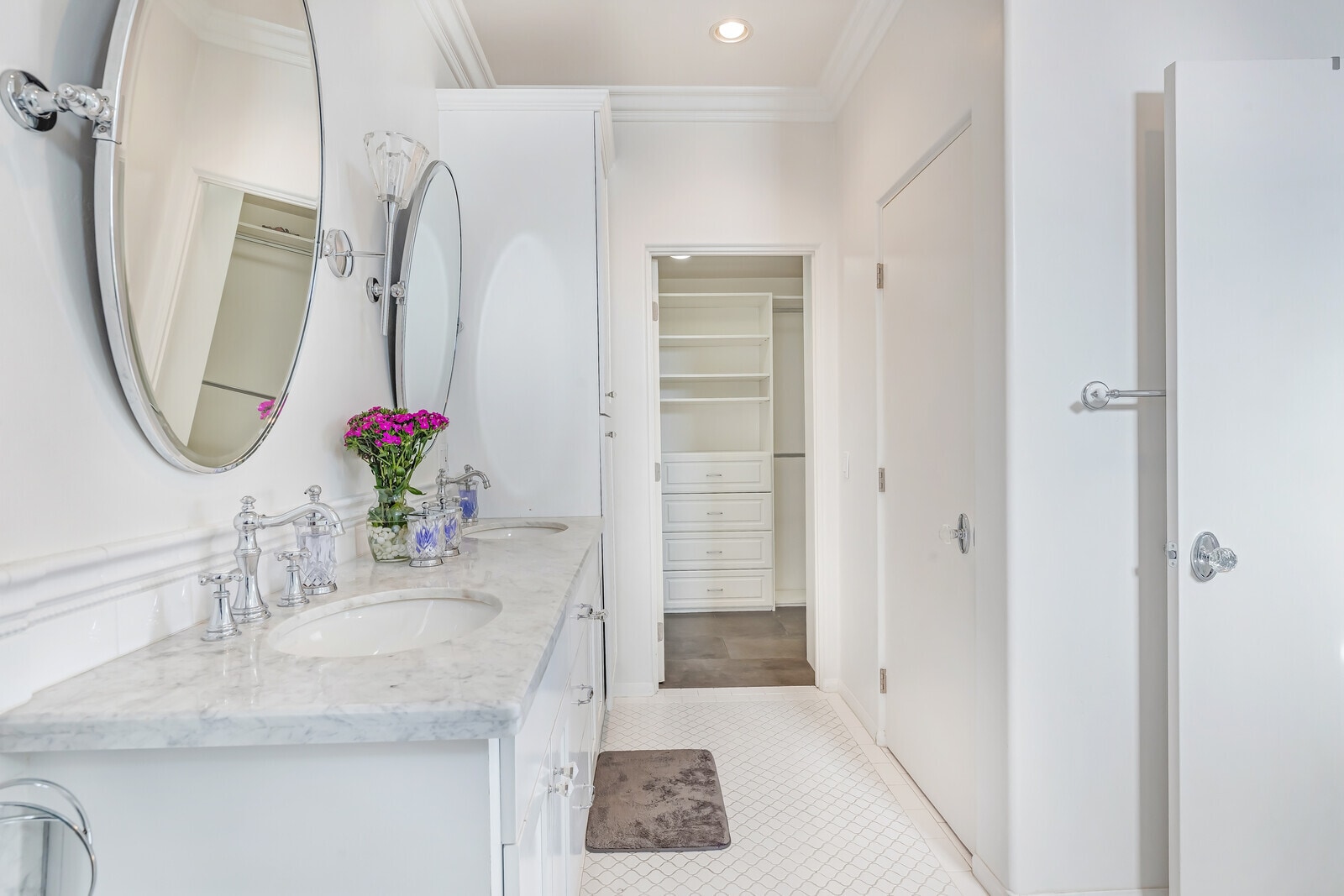 Building Photo - 145 W Hawthorn St