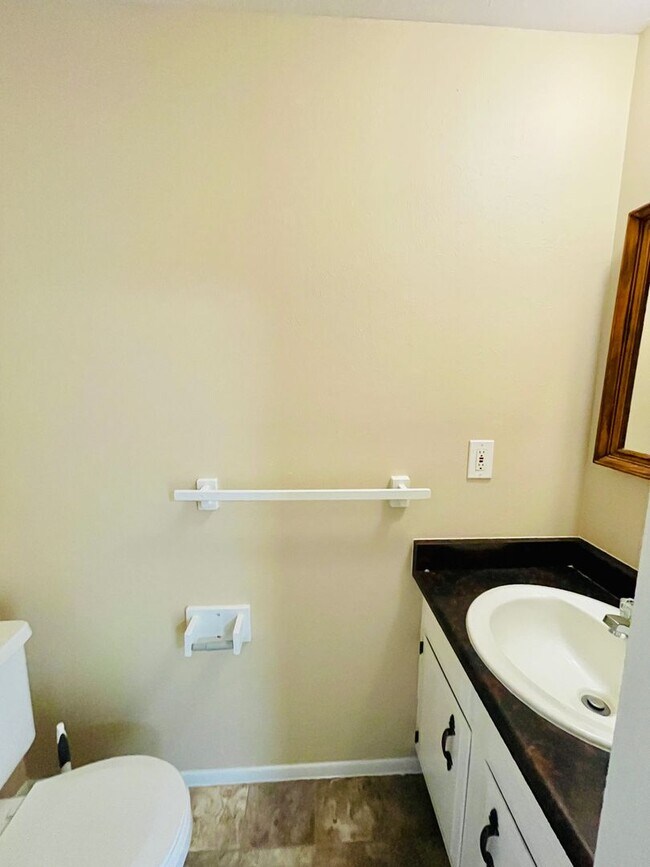 Building Photo - 4 Bedroom Town-home Near Downtown Golden A...