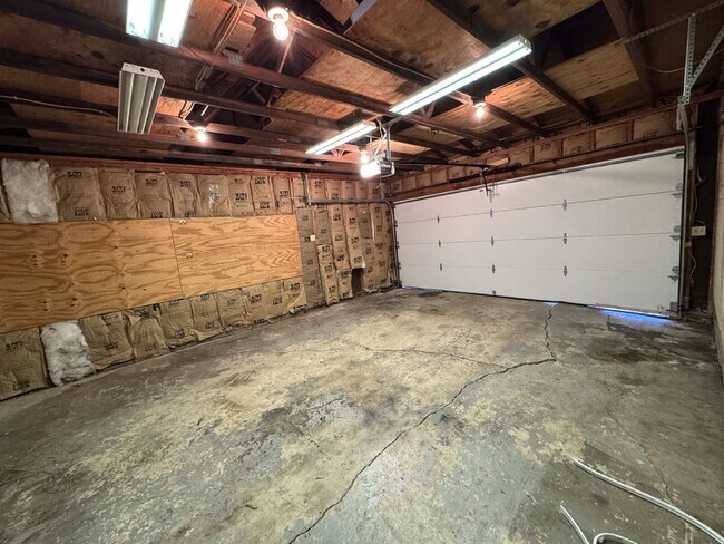 Building Photo - Home Sweet Home — 3 Bedroom with 2-Car Garage
