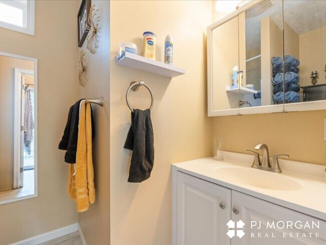 Building Photo - South Omaha Charm -Half off the 1st months rent!