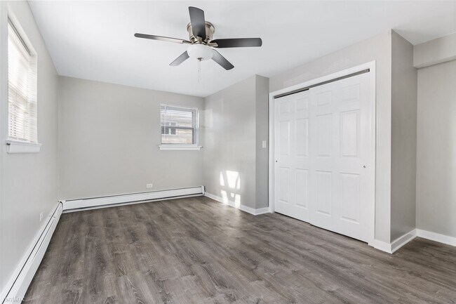 Building Photo - 3 br, 1 bath Triplex - 5358 South Narragan...