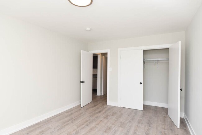 Building Photo - 450 W Wellington Ave