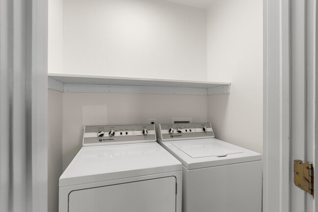 Building Photo - 18 Wessels Pl