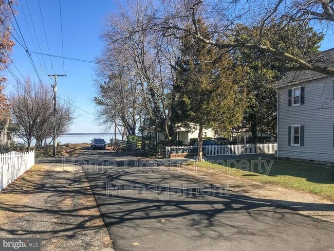 Building Photo - 961 Bryant Ave