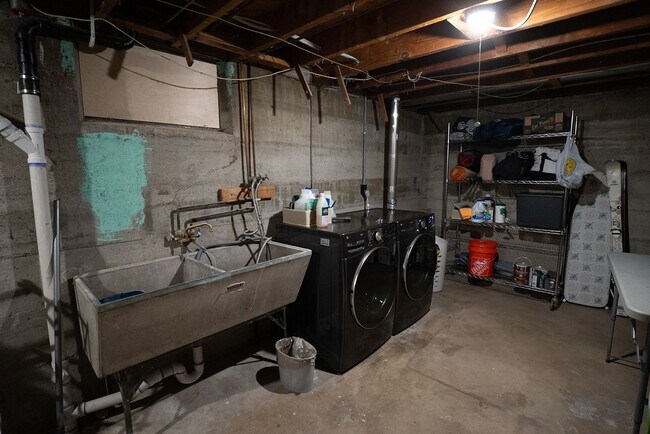 Building Photo - 180 Estes St