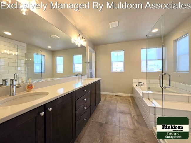 Building Photo - Beautiful 3 bed, 3 bath home in the desirable Pathways community!