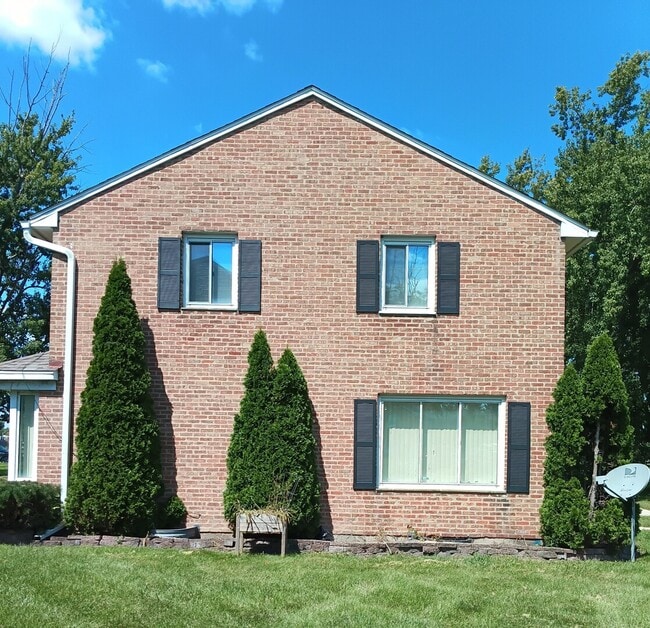 Building Photo - 13 Hemlock St