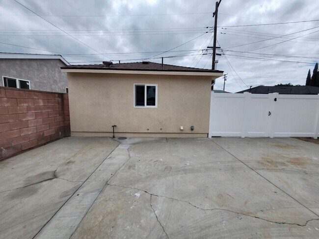 Building Photo - 13420 Harvest Ave