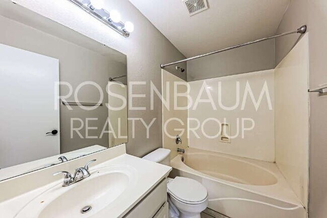 Building Photo - Gorgeous 3-bedrooms, 2-baths home located ...