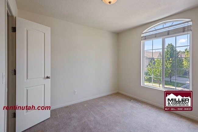 Building Photo - Cute Town House in gated community!!