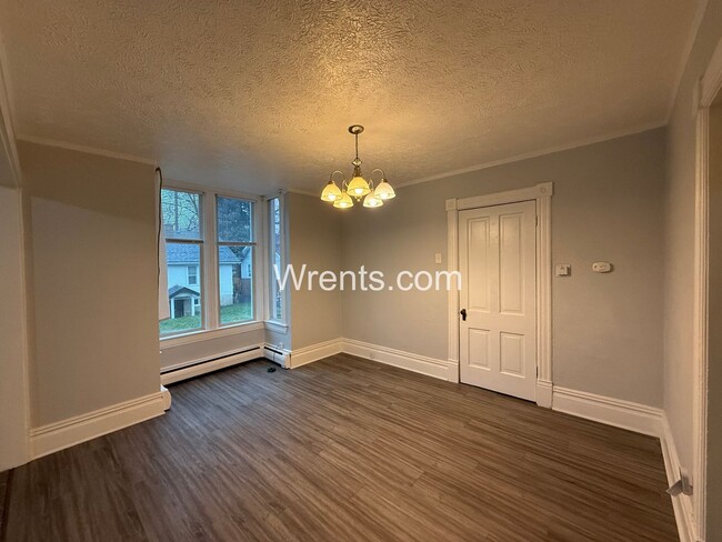 Building Photo - Half Off First Month's Rent Move in Special!! Perry District - 3 Bed/1 Bath Home