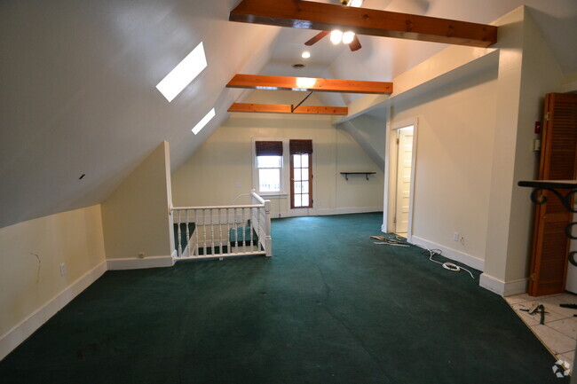 vaulted ceilings - 585 Beechwood Ave