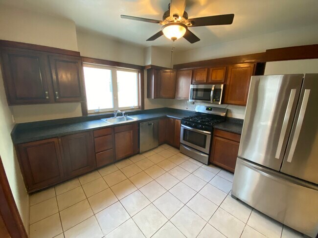 Building Photo - Stunning 4br 2ba in the Heart of Bayview !