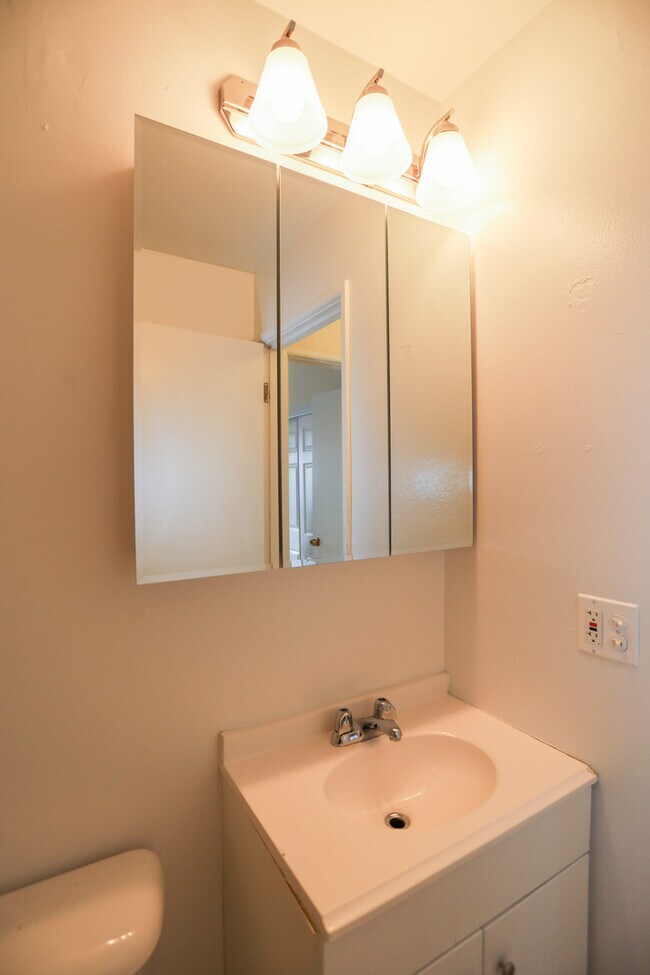 Building Photo - 1055 W Catalpa Ave