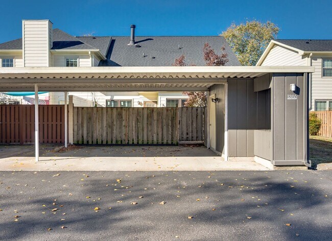 Building Photo - Awesome 4BR/3BA end-unit townhouse in the desirable River Plantation neighborhood!