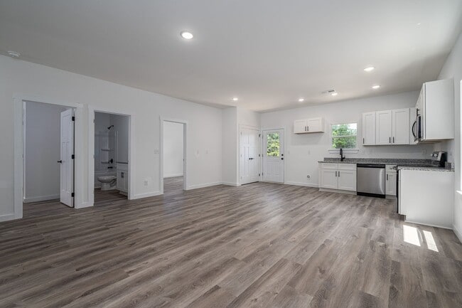 Building Photo - Your New Home Awaits in Hickory!
