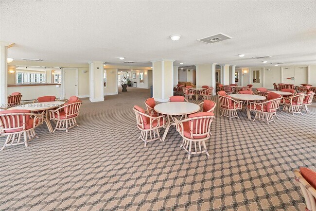 Building Photo - 600 Grapetree Dr