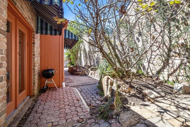 Building Photo - 2721 S Glen Haven Blvd