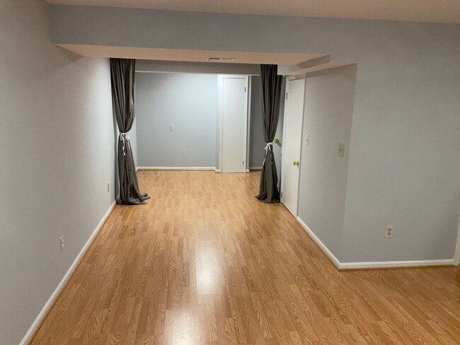Building Photo - Gorgeous and fully updated 3BR 3.5BA 3 lev...