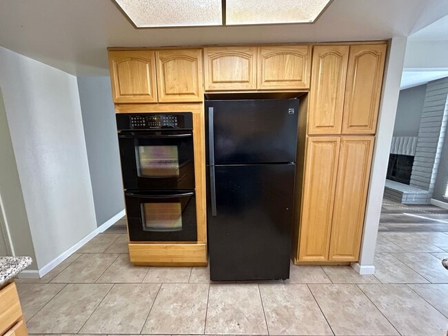 Building Photo - Updated townhome in the heart of Fremont