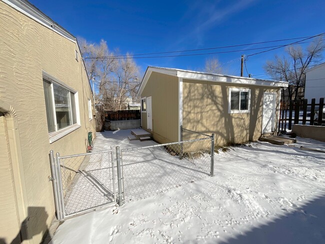 Building Photo - 2 Bedroom Home Available Near E Platte Ave...