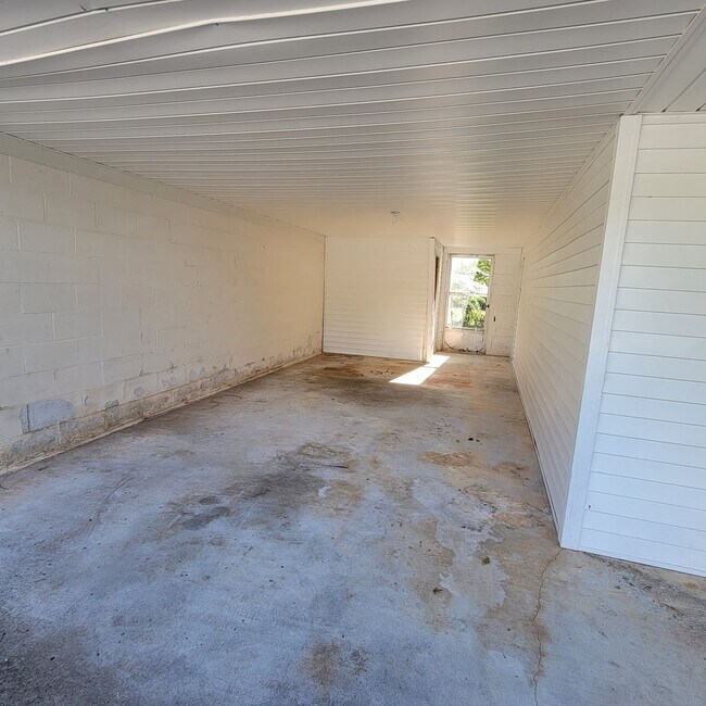 Building Photo - 3/1-Livingston City Limits-Finished Attic ...