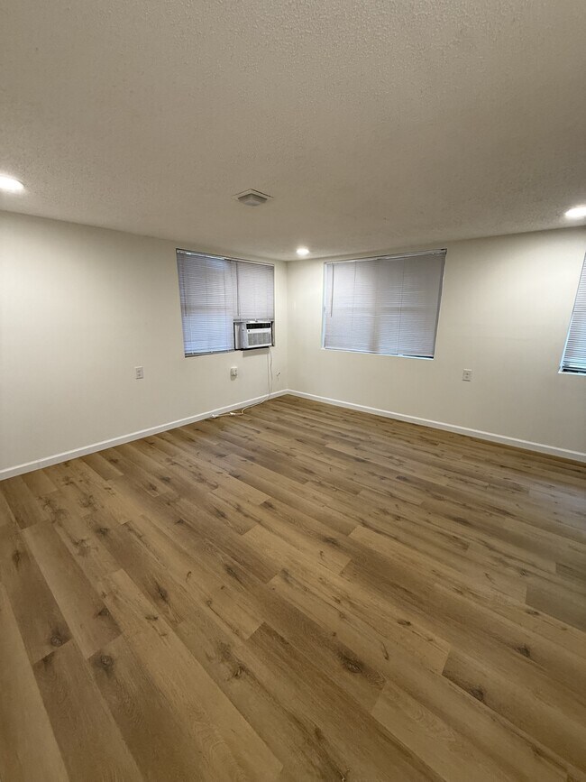 Building Photo - 202 2nd St