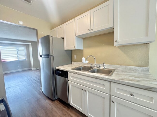 Building Photo - Apartment - Right off Cypress Gardens Blvd!