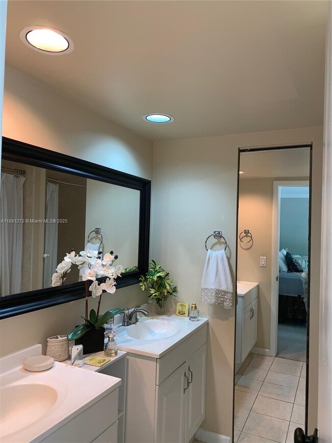 Building Photo - 2561 Camelot Ct