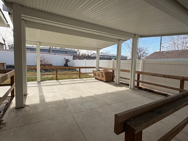 Building Photo - 240 Circle Dr