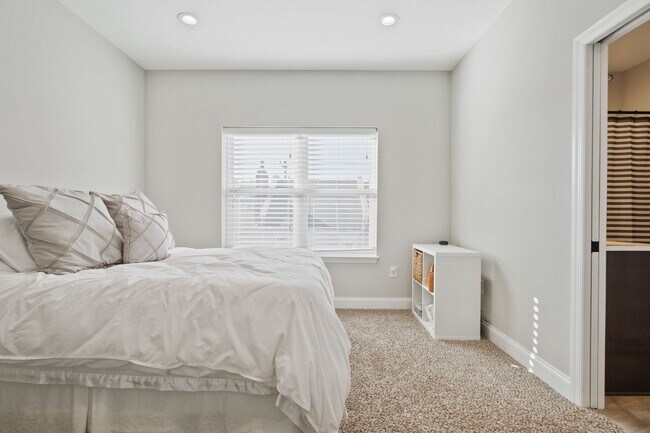 Building Photo - Luxury 3-Bedroom, 4-Bathroom House in Sout...
