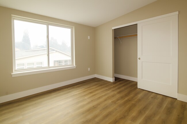 Building Photo - Your Bend Retreat: Spacious Townhouse with...