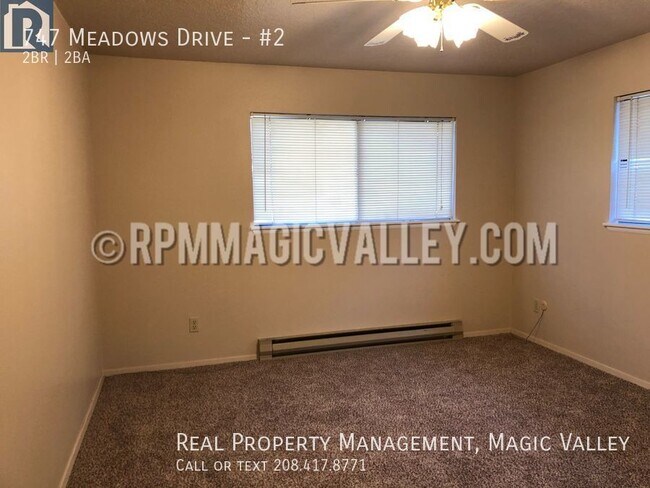 Building Photo - 747 Meadows Dr