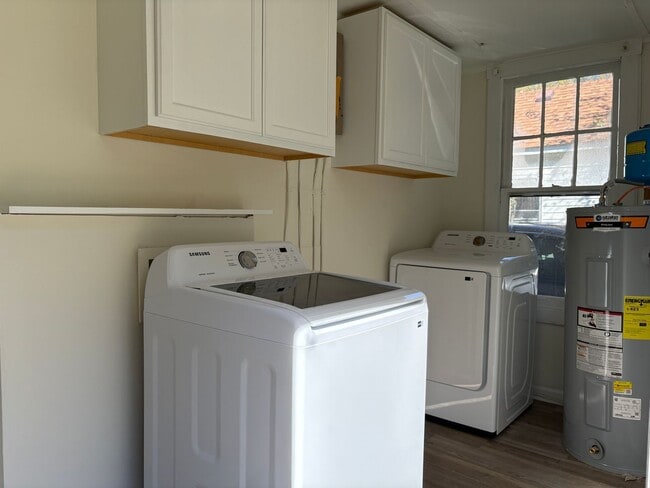 Building Photo - 2 Bedroom, 1 Bathroom House in High Point!