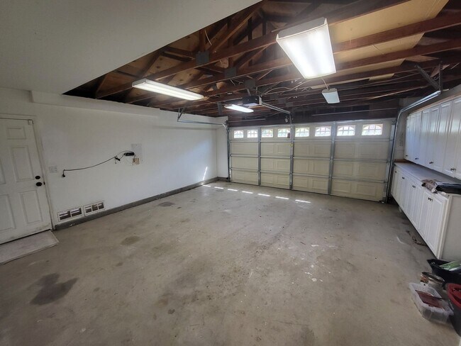 Building Photo - REALLY Cute 4 BR in The Vineyard with RV Parking - 11,000sf Lot + Designer Touches