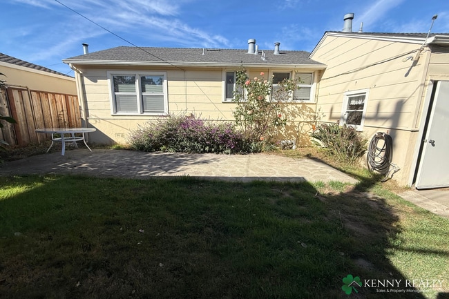 Building Photo - Charming 2-Bedroom Home with Private Backyard in South San Francisco