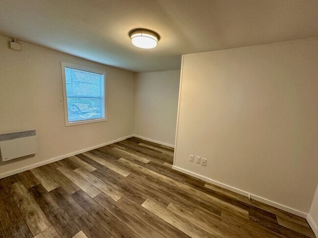 Building Photo - 127 5th Ave W