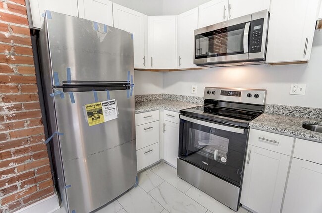 Building Photo - Three Bedroom Home in Hamilton!