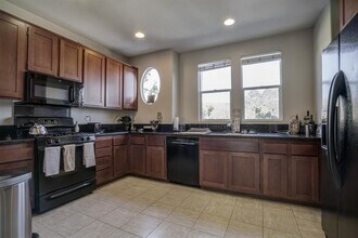 Building Photo - 3 Br SanElijoTownhome 2 car garage Granite...