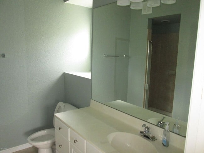 Building Photo - Cute 2 bedroom / 2 bath unit in beautiful ...