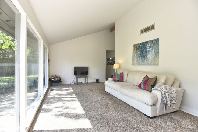 Building Photo - Mid Century Modern home in the Patrick Hen...